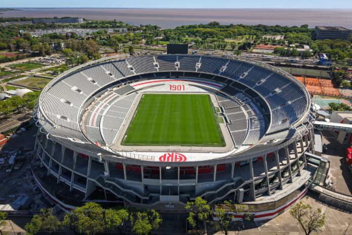 dormir-en-el-monumental-y-patear-penales-con-montiel-como-anotarse Gonzalo Montiel en el campo de juego del estadio Monumental de River Plate