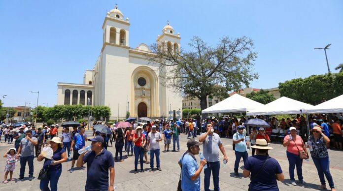 Termómetro marcando alta temperatura en El Salvador