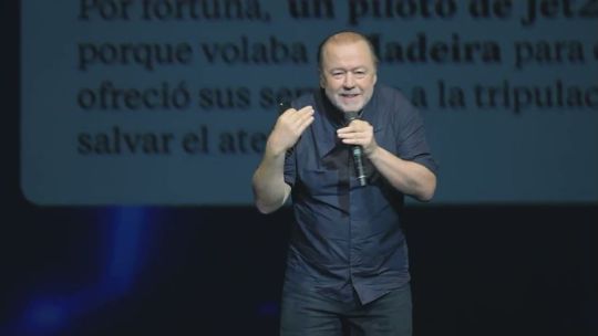Enrique Piñeyro en el escenario durante su unipersonal
