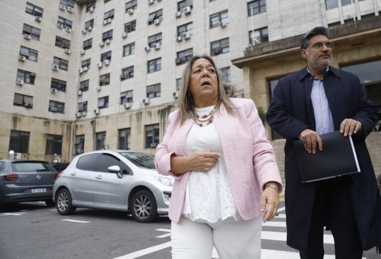 Edificio de Comodoro Py, tribunales federales, con la entrada principal y banderas argentinas