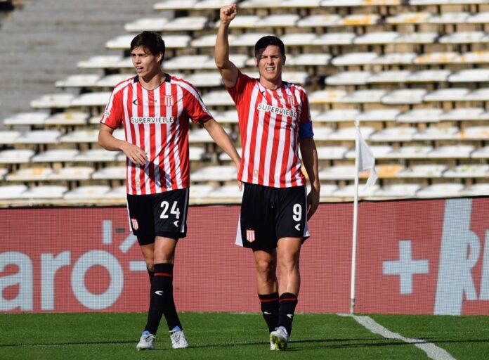 Jugadores de Estudiantes celebrando un gol ante Rosario Central en la Copa Argentina