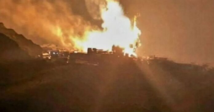 explosion-camion-cisterna-base-petrolera-mendoza-dos-trabajadores-fallecidos Vista de la zona de la explosión del camión cisterna en la base petrolera de Chachahuén Sur, Mendoza