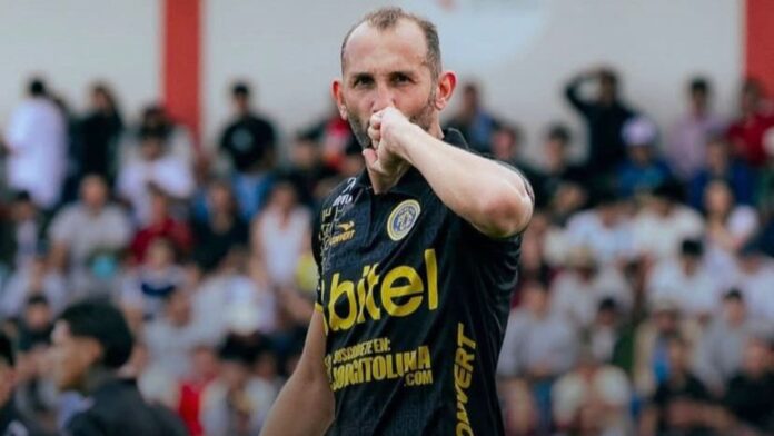 Hernán Barcos celebra un gol con la camiseta de FC Cajamarca