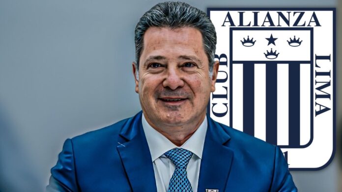 Fernando Cabada celebrando el título de Alianza Lima