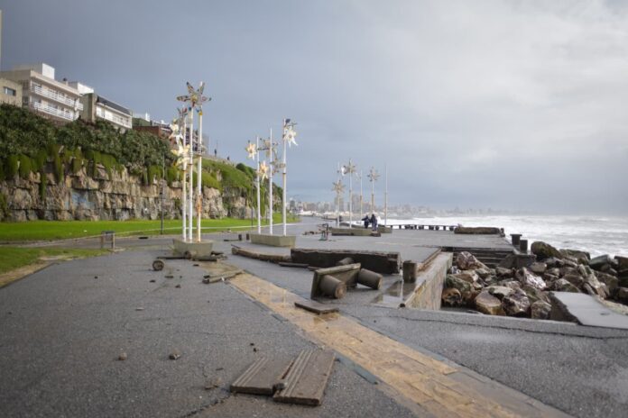 Destrozos en la costa de Mar del Plata tras el temporal con olas gigantes