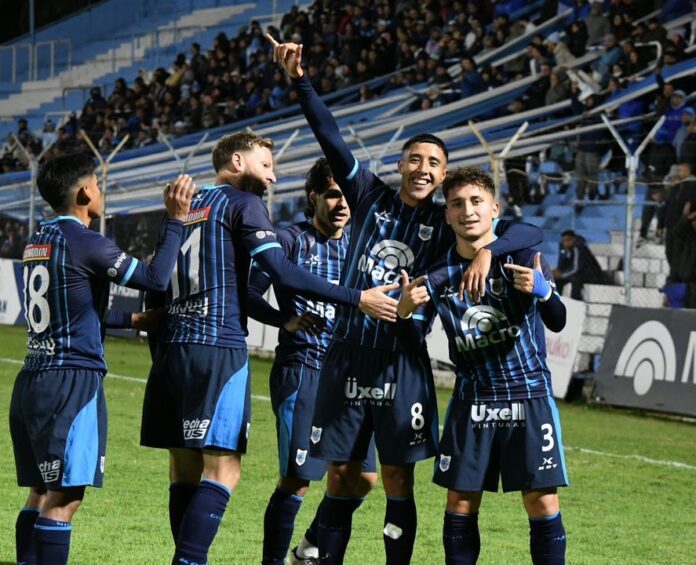 Partido de fútbol entre Gimnasia y Tiro y Gimnasia de Jujuy por la Primera Nacional