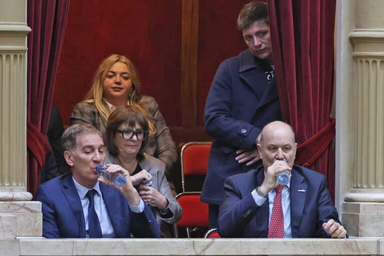 Sesión del Congreso argentino con diputados y senadores debatiendo la reforma electoral