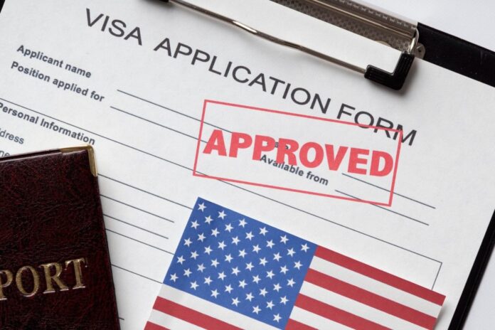 Persona sosteniendo una green card de Estados Unidos