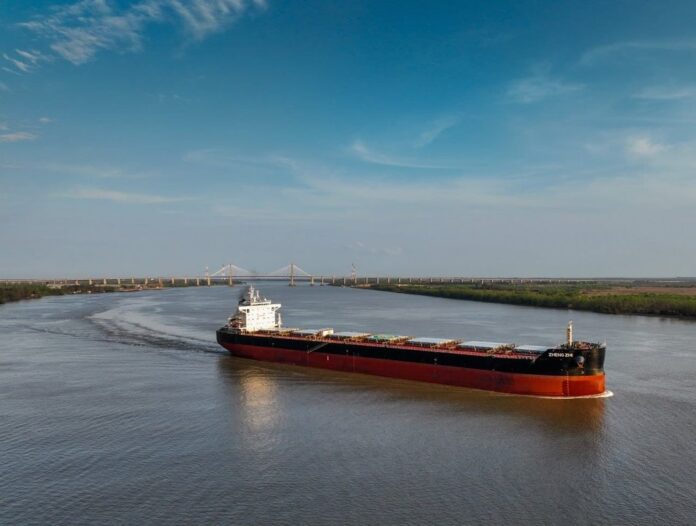 Buque navegando por la hidrovía Paraná-Paraguay