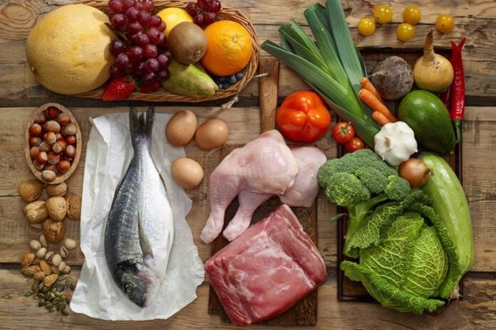 higado-graso-dieta-mediterranea-tratamiento Plato de comida mediterránea con verduras, pescado y aceite de oliva para tratar el hígado graso