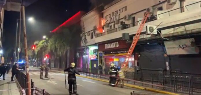 Incendio en el Hotel Tren Mixto de Constitución, con presencia de bomberos y ambulancias del SAME