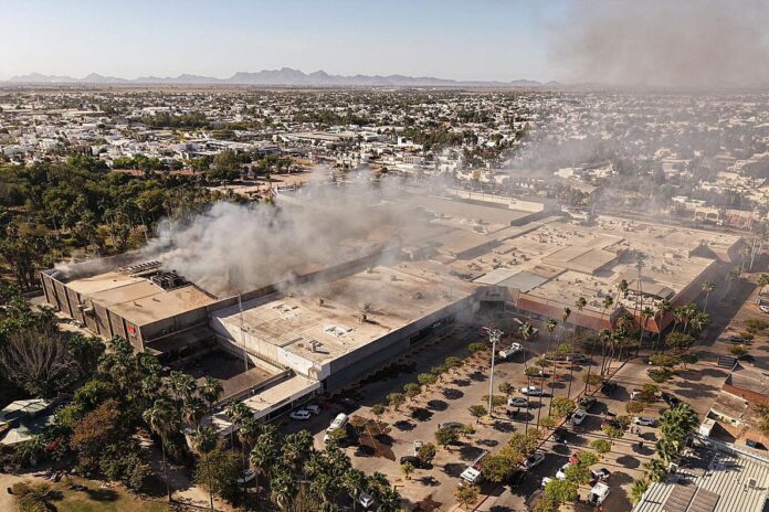 Incendio en centro comercial Plaza Fiesta Las Palmas, Los Mochis, México
