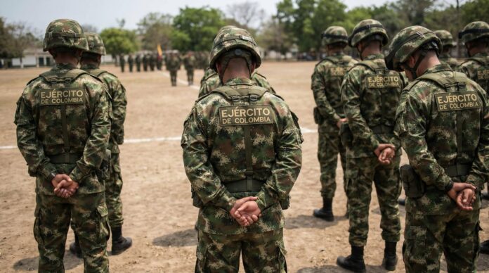 Puesto de votación con presencia de militares durante elecciones presidenciales en Colombia