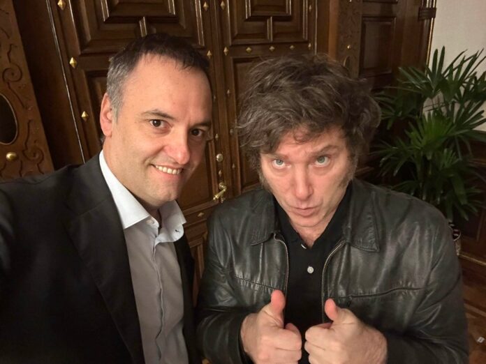 El presidente Javier Milei junto al jefe de Gabinete, Manuel Adorni