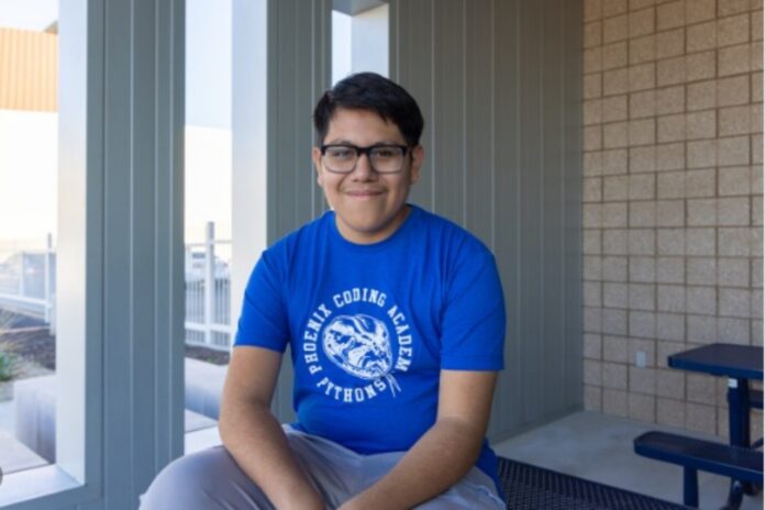 Joseph Parra Miguel, joven de 18 años de origen mexicano, sonriendo con una campera universitaria