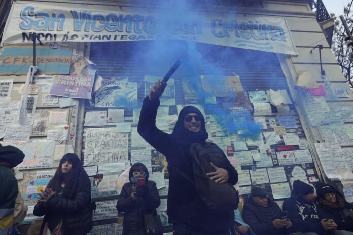 Militantes de La Cámpora frente al domicilio de Cristina Kirchner en Constitución