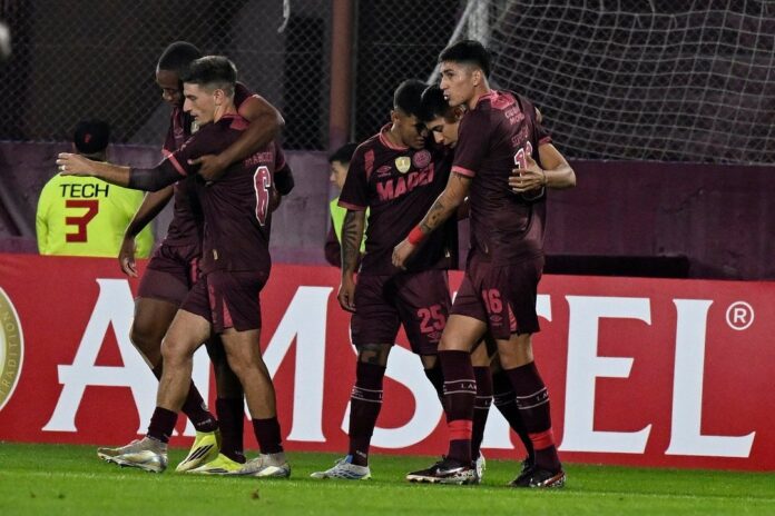 Estadio Néstor Díaz Pérez de Lanús durante un partido de Copa Libertadores