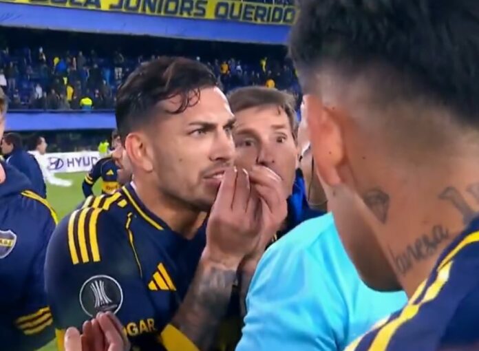 Leandro Paredes discute con el árbitro Jesús Valenzuela durante el partido Boca vs. Cruzeiro