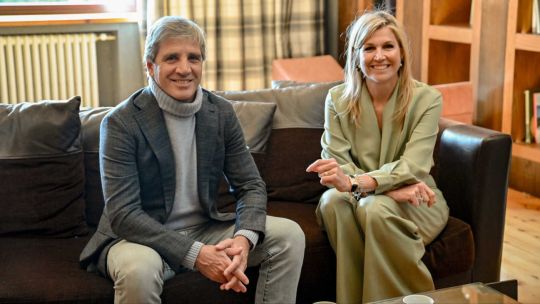 Luis Caputo y la reina Máxima durante el Foro Llao Llao en Bariloche