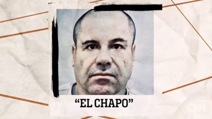 Marcha en Culiacán con personas vestidas de blanco y carteles pidiendo la liberación de El Chapo Guzmán