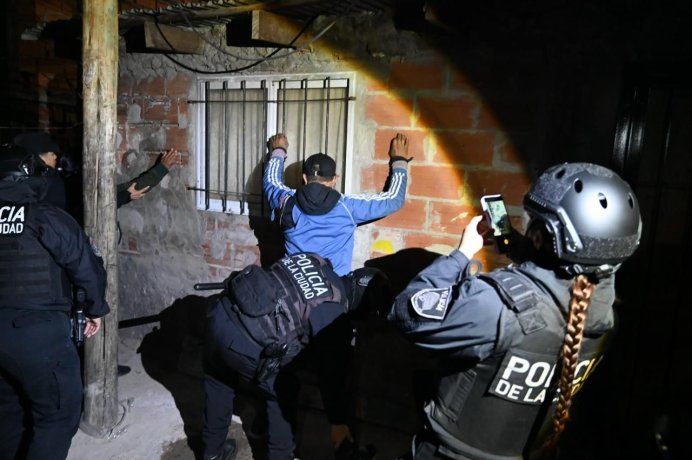 megaoperativo-15-barrios-portenos-27-detenidos-cinco-bunkers-cerrados Policías durante un megaoperativo en la Villa 31 de la Ciudad de Buenos Aires