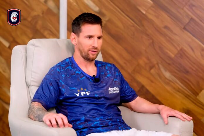 Lionel Messi con la camiseta de Argentina durante una entrevista