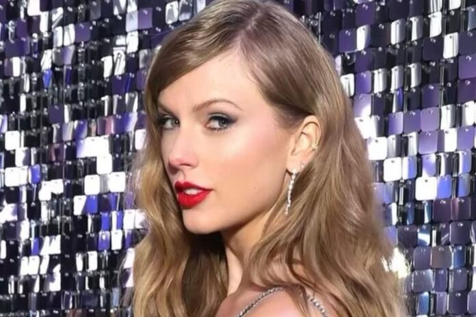 Taylor Swift en un evento público luciendo un vestido blanco