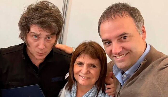 Milei y Adorni en una reunión oficial