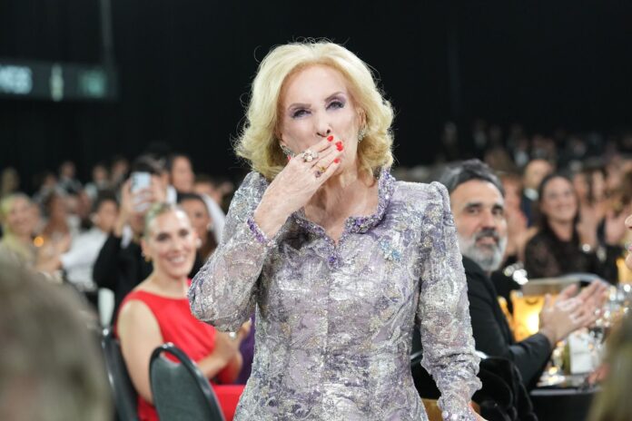 Mirtha Legrand sosteniendo el premio Martín Fierro