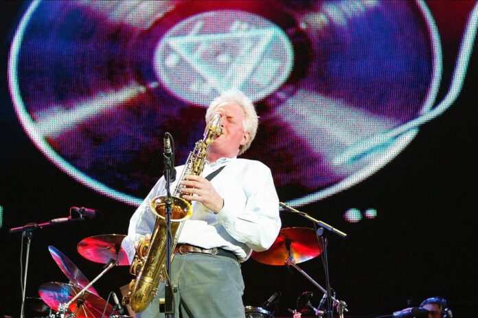 Dick Parry tocando el saxofón en un escenario