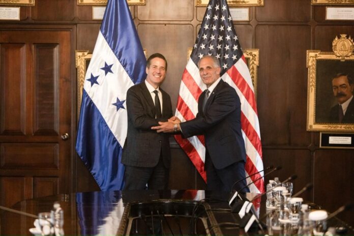 Nasry Asfura y Bernie Moreno reunidos en Casa Presidencial