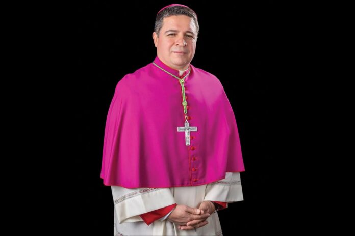 Obispo salvadoreño Evelio Menjívar Ayala en el Centro Pastoral de Washington