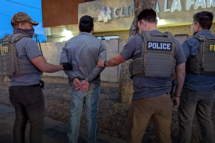Agentes de ICE durante un operativo migratorio en Florida