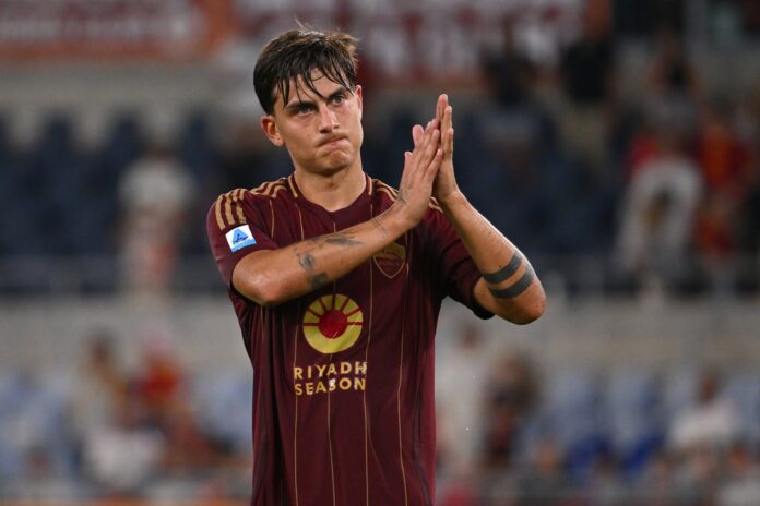 Paulo Dybala celebrando un gol con la camiseta de la Roma