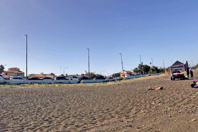 Vista de Playa Unión, en Rawson, Chubut, con mar y costa patagónica