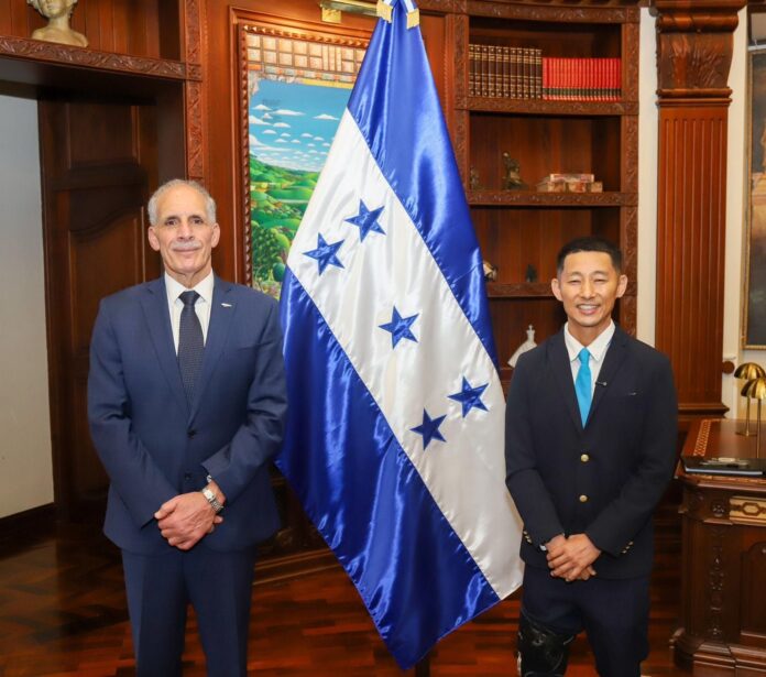 Reunión entre el presidente Nasry Asfura y el filántropo Shin Fujiyama para tratar proyectos educativos