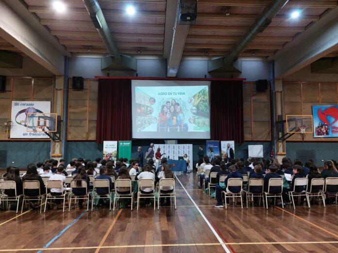 Estudiantes secundarios participando en una actividad educativa sobre agricultura y tecnología