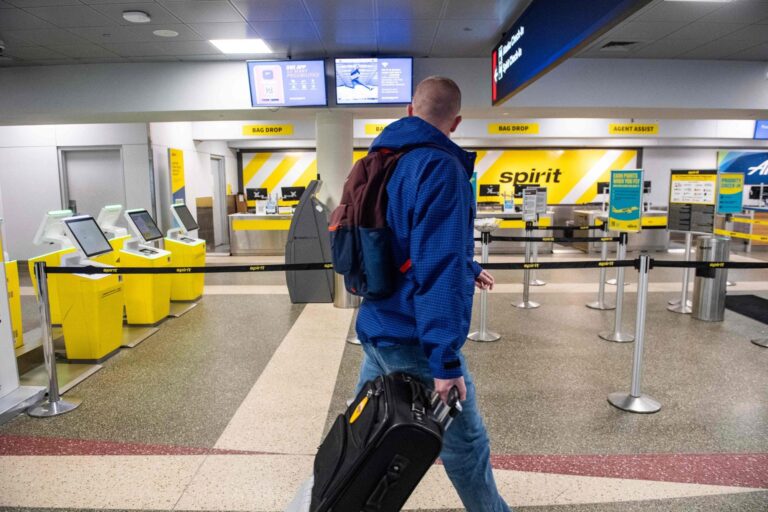 Avión amarillo de Spirit Airlines en aeropuerto