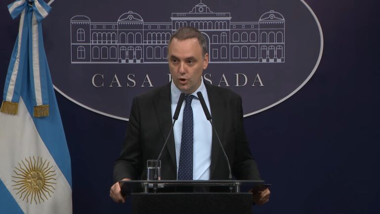 Sala de prensa vacía en Casa Rosada con cartel de restricciones