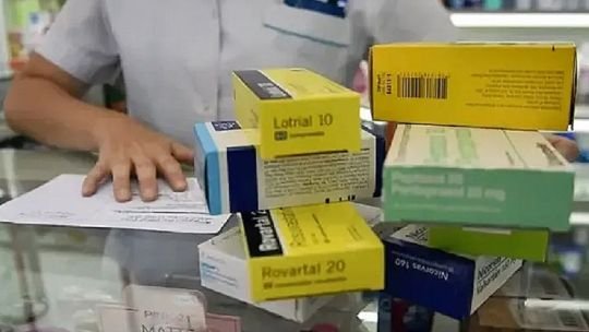 receta-electronica-pami-como-funciona-sistema-digital-retirar-medicamentos-farmacias Persona mostrando DNI y credencial de PAMI en una farmacia