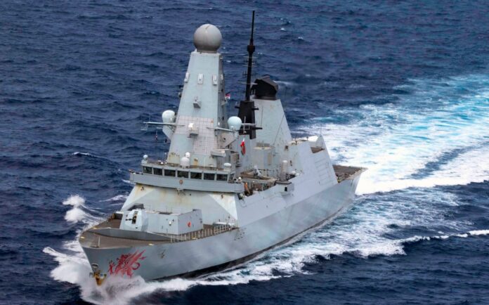 Destructor HMS Dragon de la Marina Real británica navegando en el mar