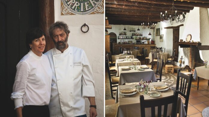 restaurante-arrieros-linares-sierra-cierra-junio-falta-relevo-generacional Interior del restaurante Arrieros en Linares de la Sierra con mesas y decoración rústica