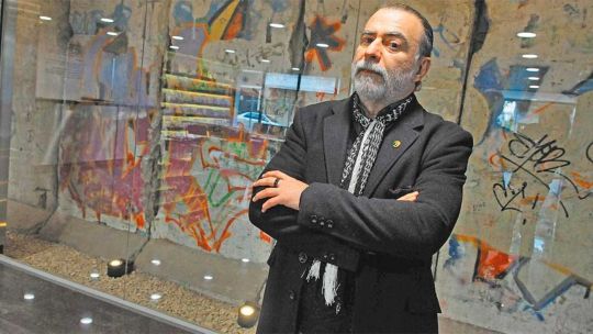 reynaldo-sietecase-regala-martin-fierro Reynaldo Sietecase sosteniendo un Martín Fierro