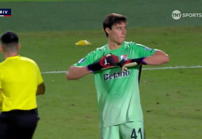 Matías Viña atajando un remate en el arco de River Plate durante el partido contra Carabobo por la Copa Sudamericana 2026