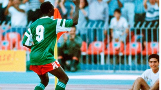 roger-milla-italia-90-baile-leones-indomables Roger Milla celebrando un gol en el Mundial de Italia 1990 con su característico baile en el banderín del córner
