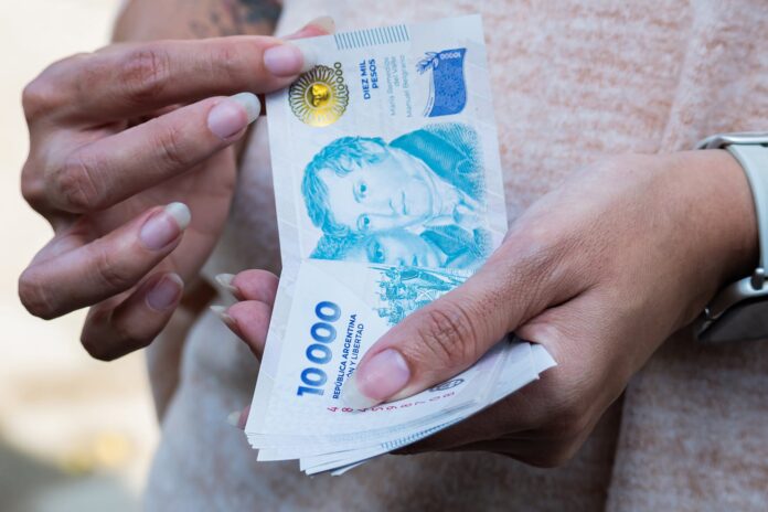 Gráfico de evolución de salarios e inflación en Argentina marzo 2025