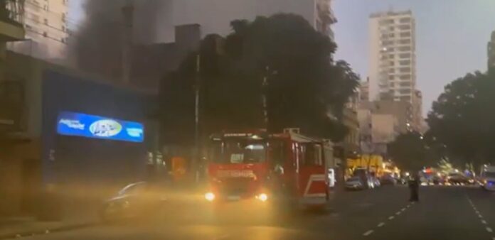 Bomberos trabajando en un incendio en avenida Corrientes