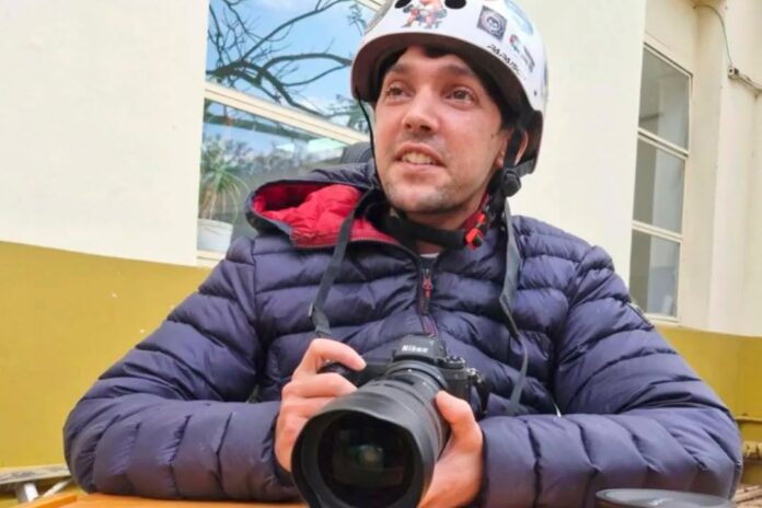Fotografía de Pablo Grillo junto a sus obras en el Senado