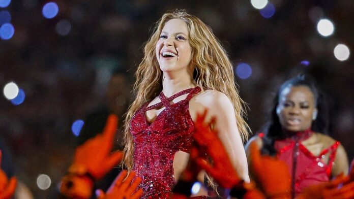 Shakira sonriendo en un evento público