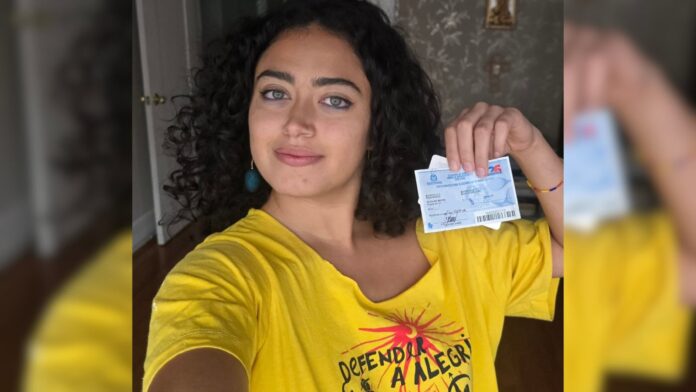 Sofía Petro en video de TikTok con saco rosa y cabello recogido
